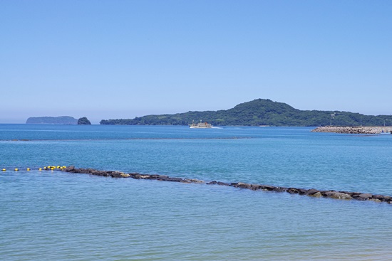 菊ヶ浜から見える笠山