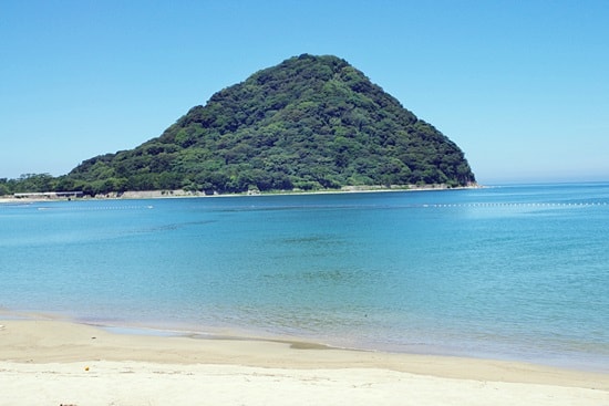 菊ヶ浜から見える指月山