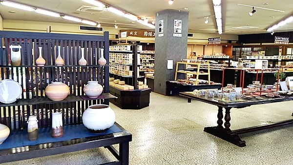 萩焼会館は萩城窯の萩焼を販売しているので他の窯元の製品はありません