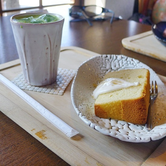 キモノスタイルカフェの抹茶オレとシフォンケーキ