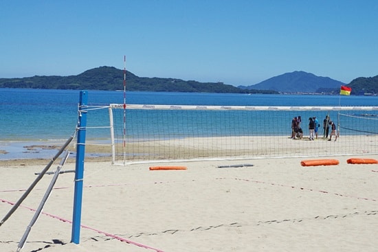 菊ヶ浜海開きビーチバレーネット張り