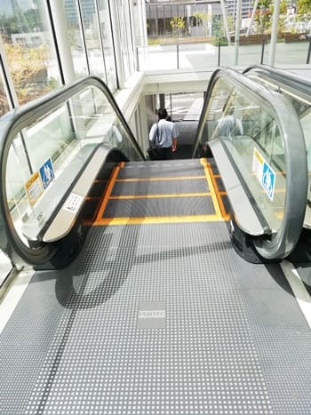 新山口駅の1階に降りるエスカレーター